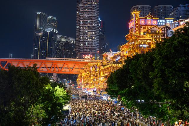 升腾的“烟火气”：“夜经济”激活中国假日消费新动力