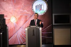 龙年将至，纽约帝国大厦点亮“中国红”图片