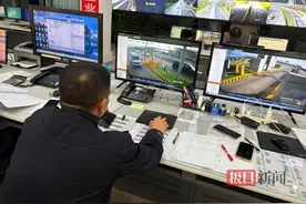 武汉交警帮助司机寻回遗失货物图片