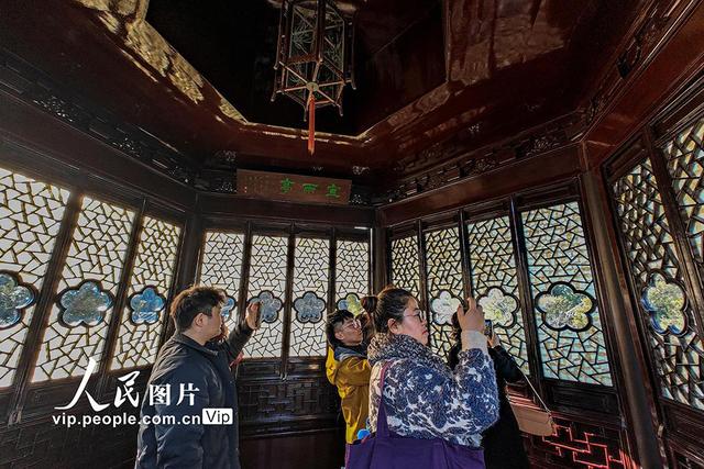 江苏苏州：拙政园宜两亭重新对外开放 游客大排长队争相打卡