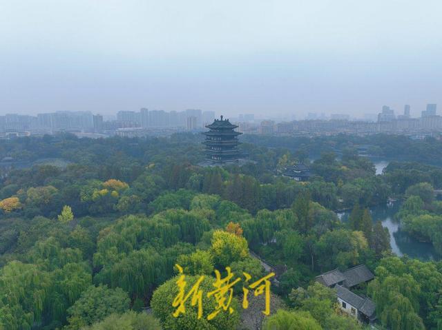 秋雾罩明湖 水雾氤氲美景如画