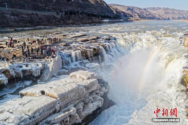 坐着高铁“回延安” 西延高铁旅游团抵达陕西黄河壶口瀑布