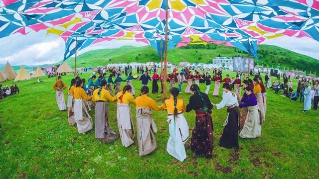 四川甘孜：“贡嘎艺术季”浪漫启幕 多元艺术全景展示
