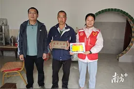 光荣到家！连州龙坪为新兵家庭悬挂“光荣之家”牌匾图片
