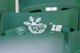 有爱❤️赛前国安在去世球迷杨雪的专属座位上，套上了球衣图片