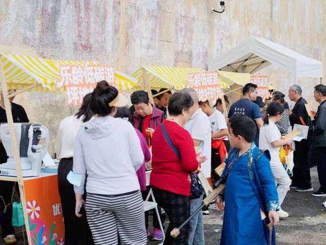 有点潮！深圳百年围屋里，一场T台秀解锁老年生活新方式