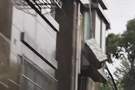 台风天上海一住宅楼有空调外机脱落悬挂半空，居委物业紧急加固图片