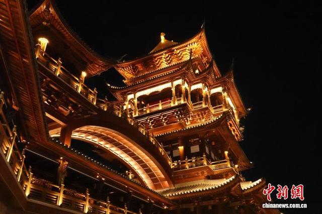浙江义乌：鸡鸣阁夜色如画 吸引中外游客打卡