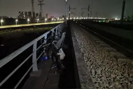 江门男子操作农用无人机坠落铁路高架桥致列车扣停！罚款千元图片