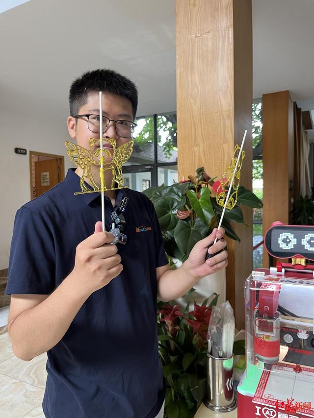 我往左它也往左，我踏步它也踏步！成都小男孩与机器人“斗舞”
