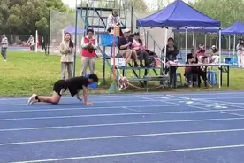 体育生考试受伤“爬到终点”，不必过度解读｜时评图片