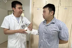 男子突发意外失去右手两指，医生利用其右脚趾再造拇指图片