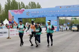 北京亦庄：全球首场“人机共跑”半程马拉松开跑图片
