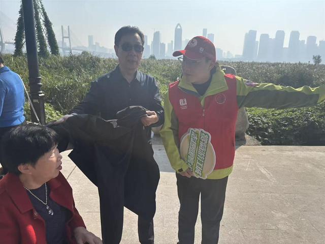 金菊铺锦映江城，志愿红暖赏菊路，武汉文旅志愿者护航金秋菊展