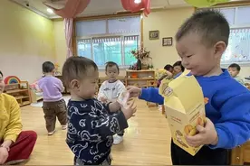 小娃娃可真会交朋友图片