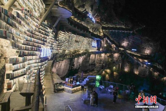 探秘“地心入口”  游客“打卡”广西罗城网红悬崖书店