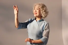 她的声音曾让你一听就紧张！64岁“高考广播奶奶”直播读诗走红图片