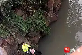 拾荒老人不慎失足落水 民警消防联手紧急救助图片