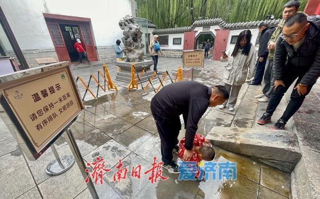 济南泉景添趣：水位高涨泉眼涌 安全提示护游程