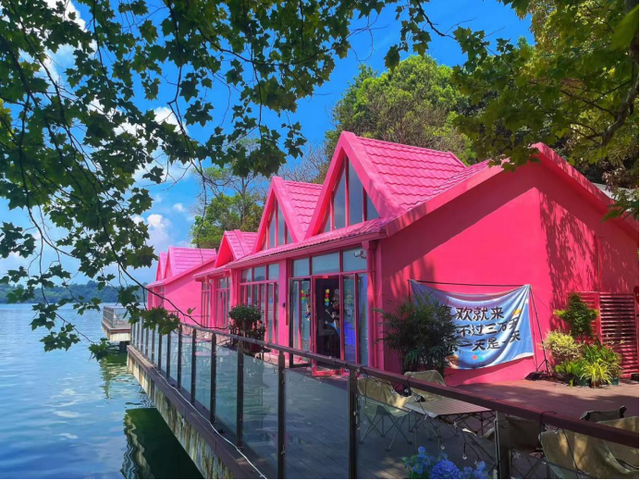 沿着高速看江西国企｜百名主播引爆千万流量，仙女湖如何靠“职人矩阵”破局文旅寒冬？