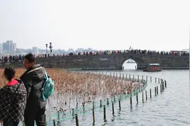 快讯丨春节杭州累计接待游客1356.37万人次，收入108.6亿图片