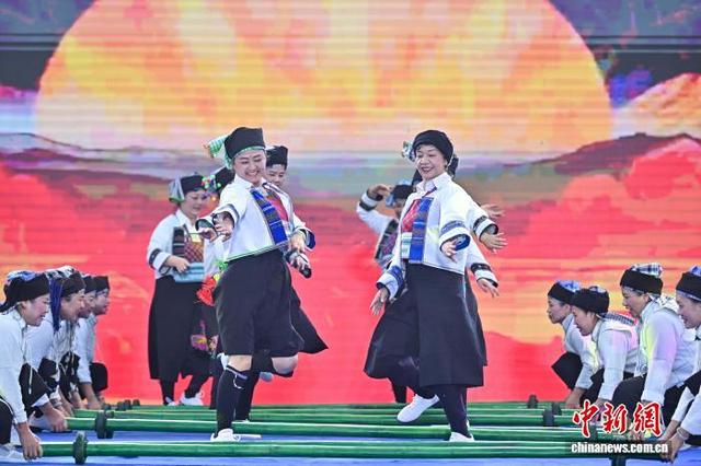 2025年海南国际旅游岛欢乐节竹竿舞大赛开赛