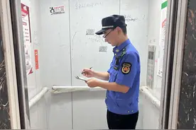 守护居民健康，对物业管理区域内的公共电梯控烟工作进行监督执法图片