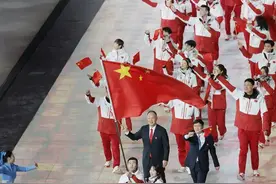 中国代表团旗手刘梦婷：成为旗手很意外，来哈尔滨参赛感觉像回家图片