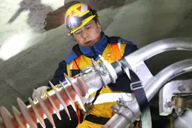 接触网工人守护拉林铁路的电力“血管”图片