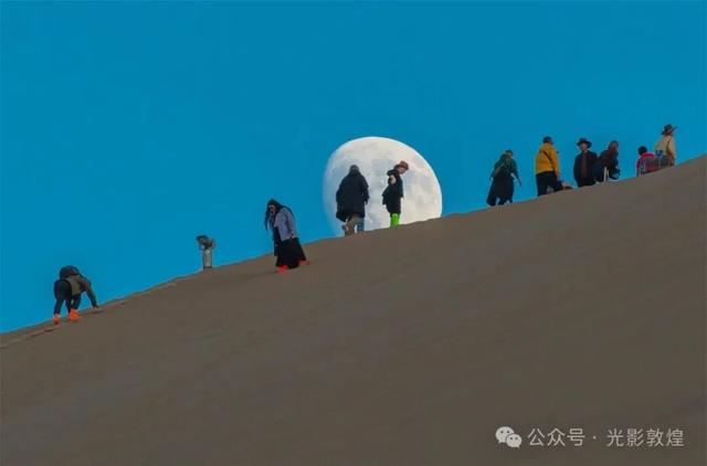 敦煌：大漠秋景醉游人