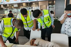 点赞！男子突发脑出血，好在有他们紧急救助图片