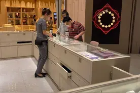 金价下跌冲上热搜，杭州有金店每克便宜了100元！图片