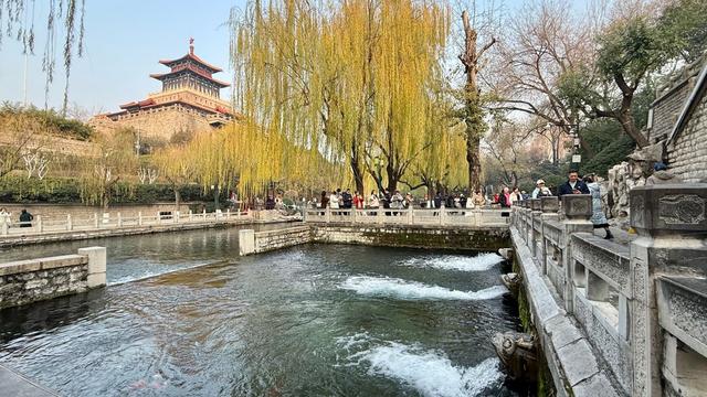 新视界｜济南护城河公园：清泉映垂柳 游客乐冬游