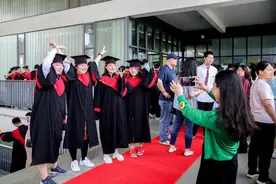 青春不谢幕，梦想再起航！这场高三毕业典礼超燃图片