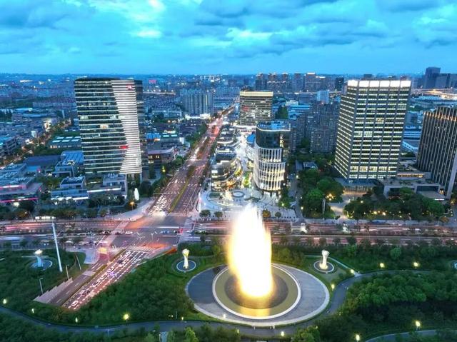 2025IDC中国CIO峰会暨数字化转型年度颁奖典礼在大宁功能区举办