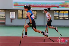 全国少数民族传统体育运动会｜59秒78四百米 看高脚竞速踩杆顺步跑有多快图片