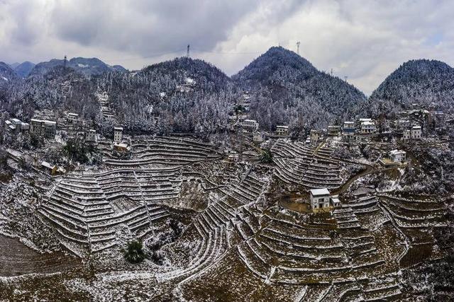 巴东：大湾梯田秀 冬雪更俊美