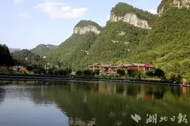 鹤峰下坪：一池秋水映照陈家院子图片