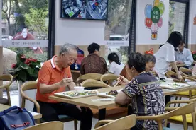老人“舌尖上的烦恼”怎么解决？爱心食堂如何收支平衡？一场热议展开图片