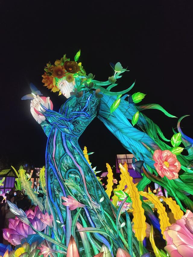 灯光一亮，秒变童话世界！2025年“青岛之夏”艺术灯会启幕成夏夜顶流