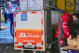 “仅退款”之后、刘强东再次祭出“免费上门退换”！2024京东“攻守道”：成本、运营和规模低价图片