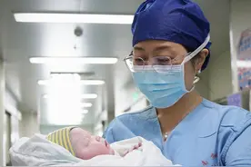 第七个中国医师节即将来临：定格最美“医”瞬间，致敬生命守护者图片