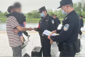 高铁上吸烟引发烟雾报警 男子被罚款500元图片