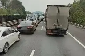 请提前绕行！G4京港澳高速湖南岳阳段发生事故图片