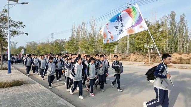超燃 || 徒步30公里打卡西夏陵，银川1500余名师生这堂“行走的思政课”太有意义！