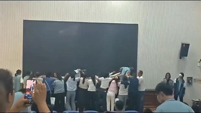 家长跪成一排被学生踩踏！涉事中学凌晨致歉：考虑不周；当地教育局回应