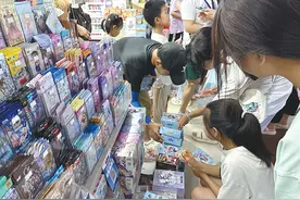 小学生群体刮起收集“小马宝莉”风，特色卡牌走红，你的娃入“坑”了吗？图片