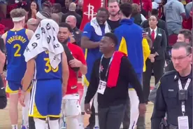 😛伊森身穿“勇士来啊”T恤赛后还和追梦聊两句 双方笑得很开心图片