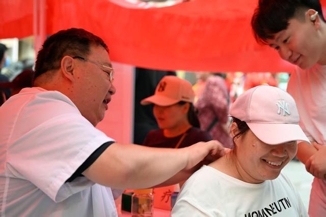 市中区举办中医药文化市集 传承智慧与“潮玩”养生碰撞出新意
