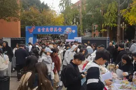 四川自贡：好吃的富顺豆花“火”到了西南民族大学美食节图片